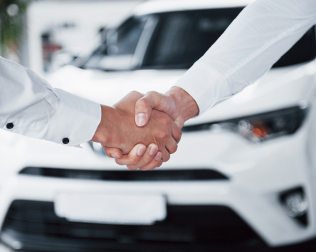 close-up-sales-manager-black-suit-selling-car-customer 2